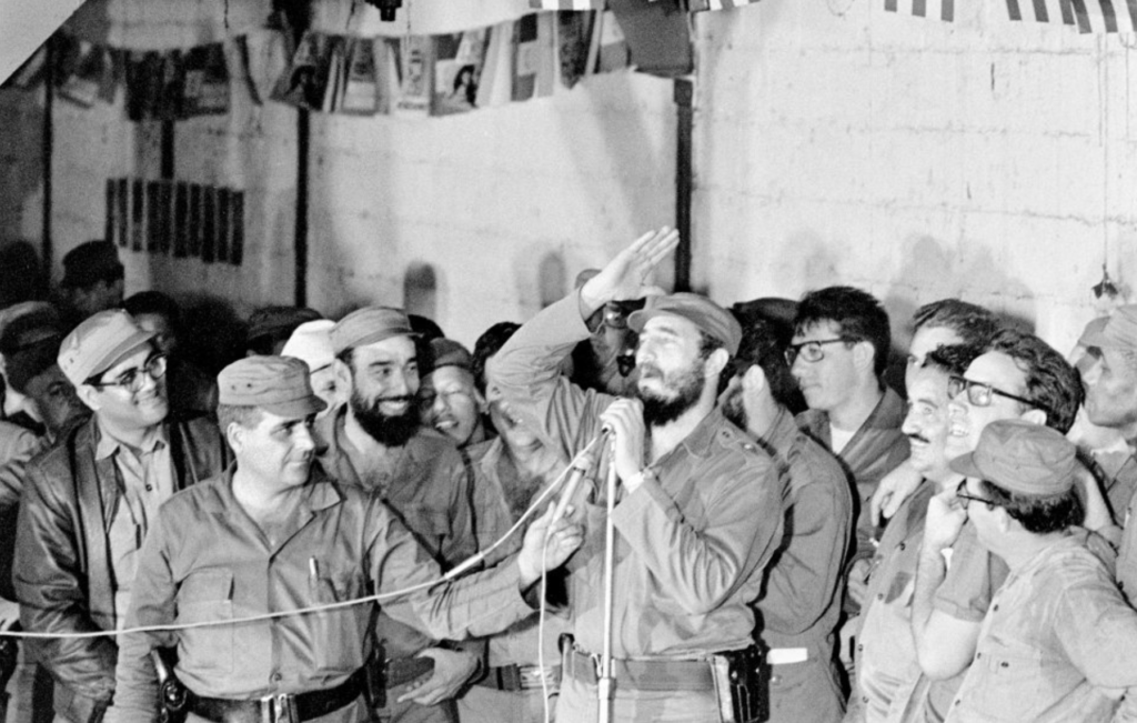 Fidel speaks to a crowd, 1965